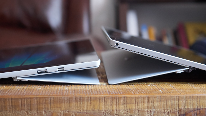 El kickstand de la nueva Surface Pro (izquierda) tiene un alcance mayor que el de la Surface Pro 4 (derecha). Esta cualidad hace que sea mucho más cómodo usar el Surface Pen.